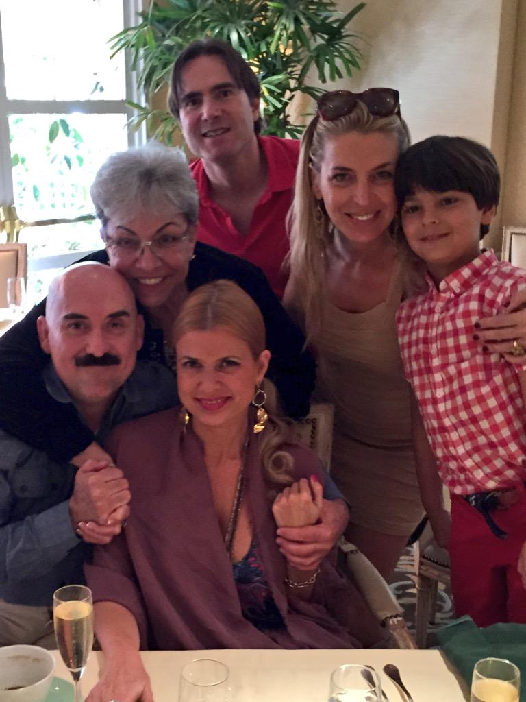 SissiFleitasR's tweet photo. #península #beverlyhills  #sunday #brunch @vidalsandravida #cheframiro @RHEverywhere @RFlatinatv @estrellatv http://t.co/MYrmnhNU5E