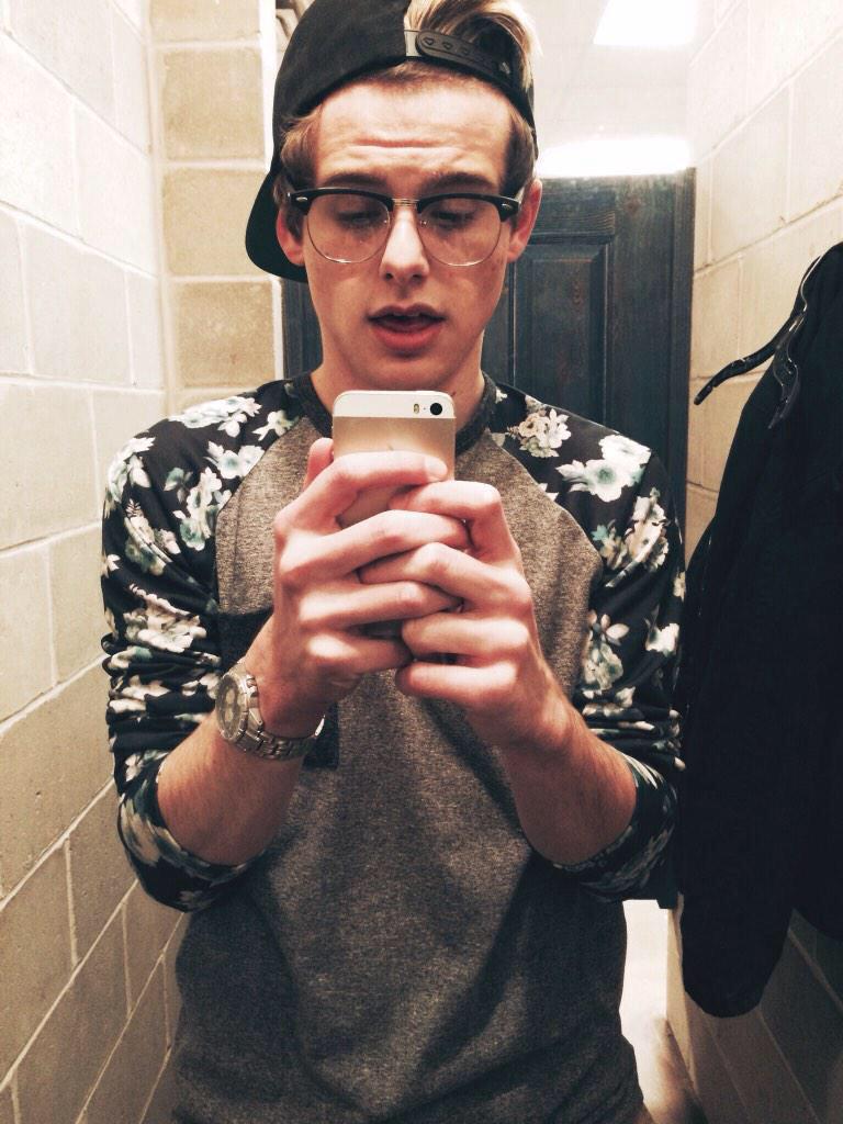 Pretty much new around here. 🙈 RTs would make me super happy.