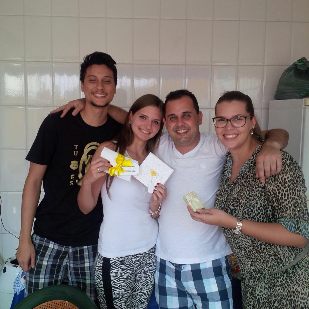 LariNeremberg's tweet photo. Oficialmente convidados a ser padrinhos ❤️👰🎉 http://t.co/PvZyQxtE6W