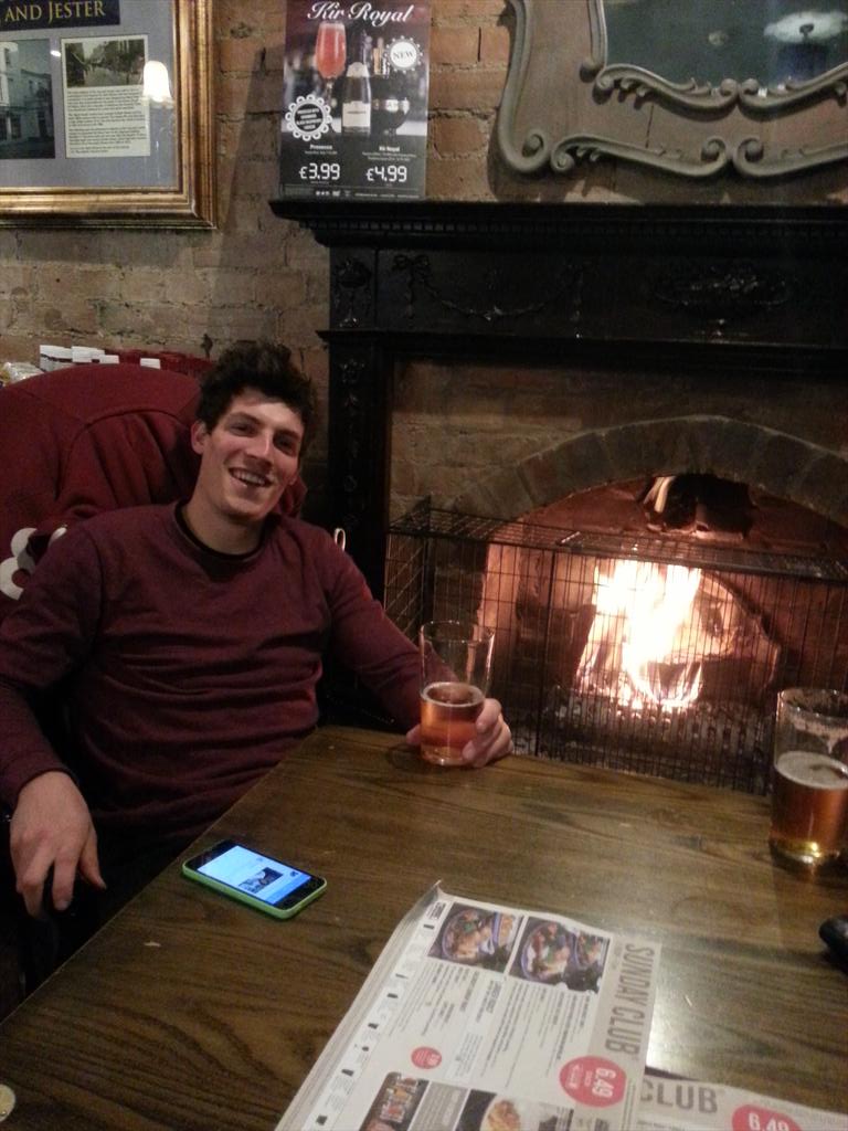 AnalogueChris's tweet image. pontificating with @NotoriousRFM over a few pints #firsthashtag #octopus