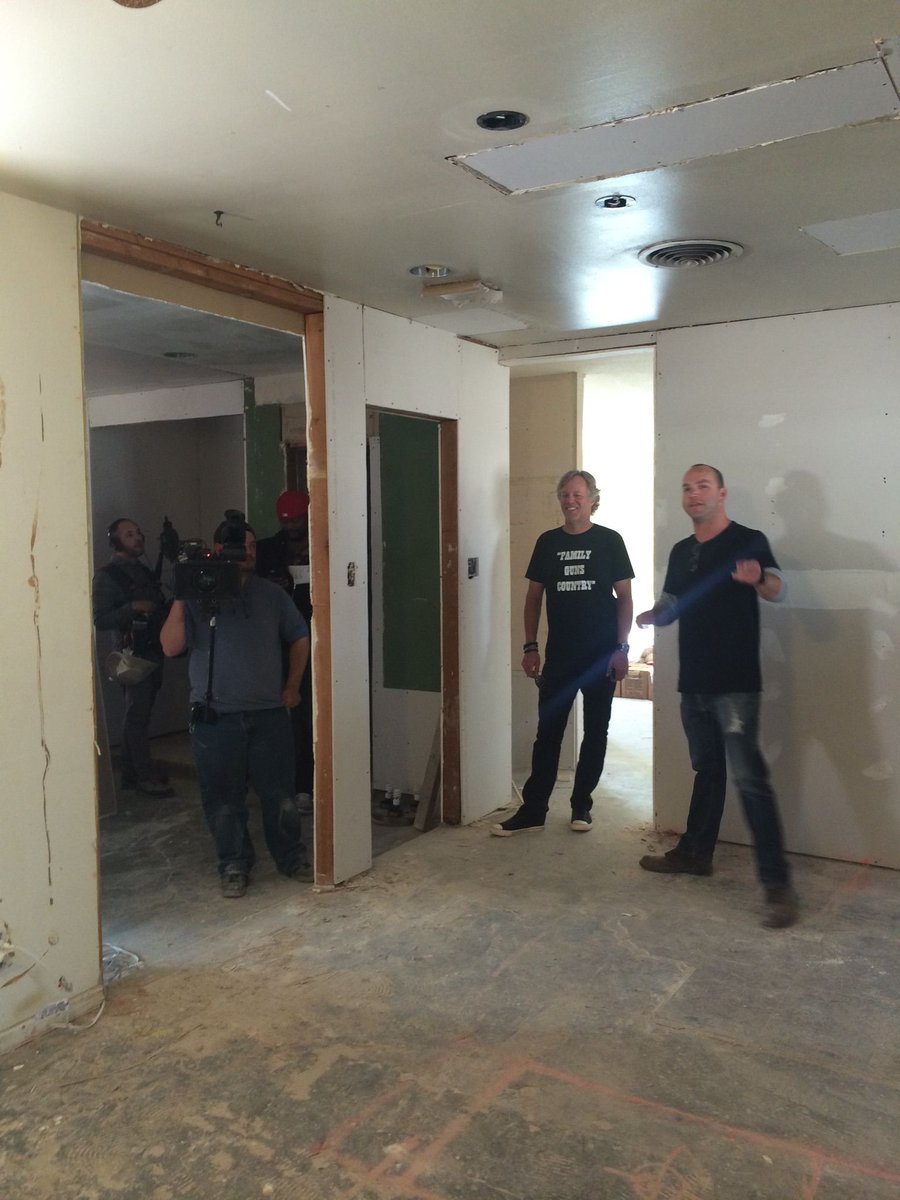 Scott_Yancey's tweet image. House doesn&apos;t look ready for a final walk through…. Amieeeee! #FlippingVegas #GoliathCompany #Renovation
