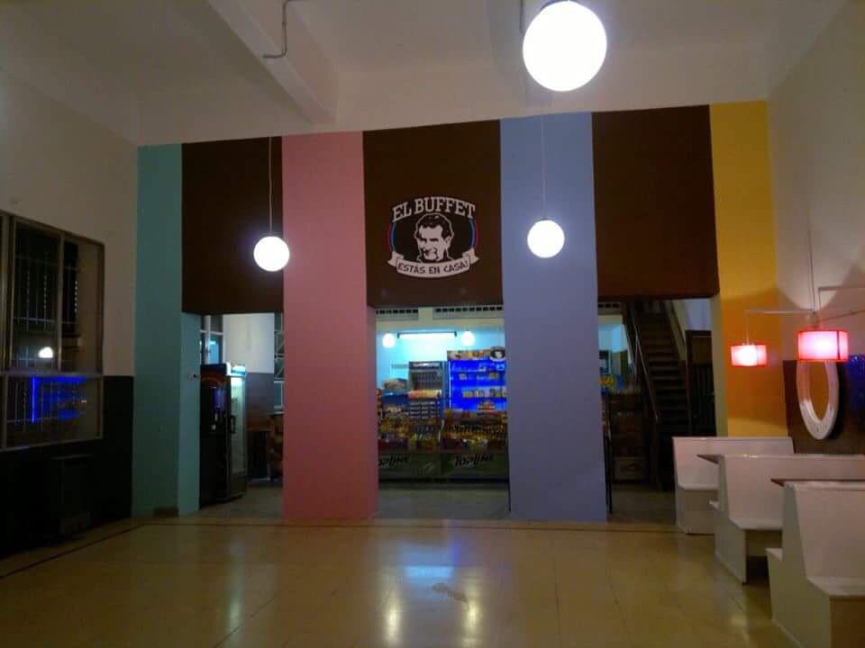 BautiPonce's tweet photo. A nonononono lo bueno que esta el buffet es impresionante http://t.co/CsZANdp4We