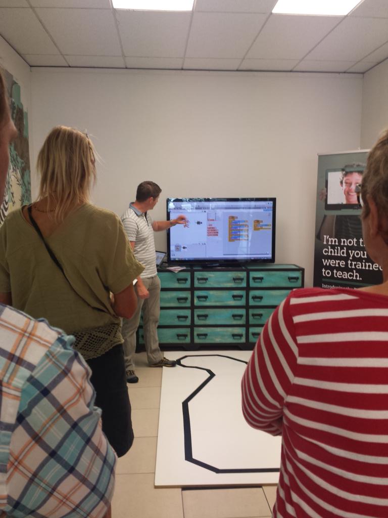 How to bring scratch in to the classroom - awesome. @NZMindlab <a href="/BelindaHitchman/">Belinda Hitchman</a> <a href="/chrisclaynz/">Chris Clay</a> <a href="/newmarketschool/">Newmarket Principal</a>