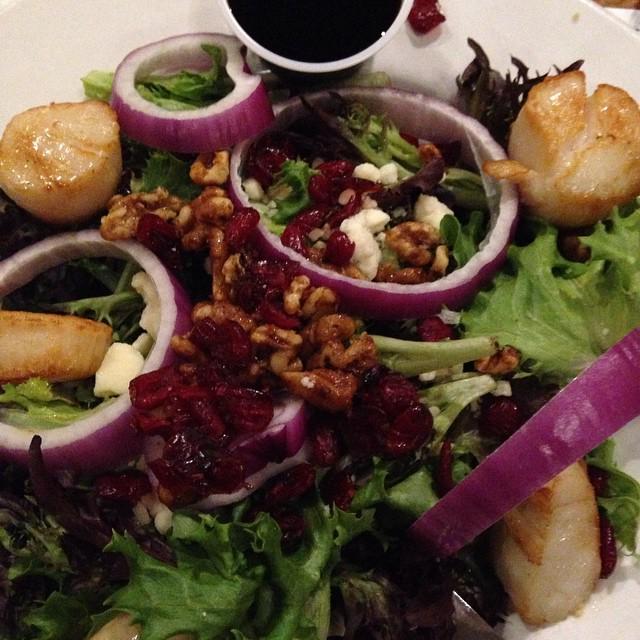predominantlypa's tweet image. Field greens with seared scallops, walnuts, cranberries and balsamic reduction. Yummy vacation eats! #paleo #predom…