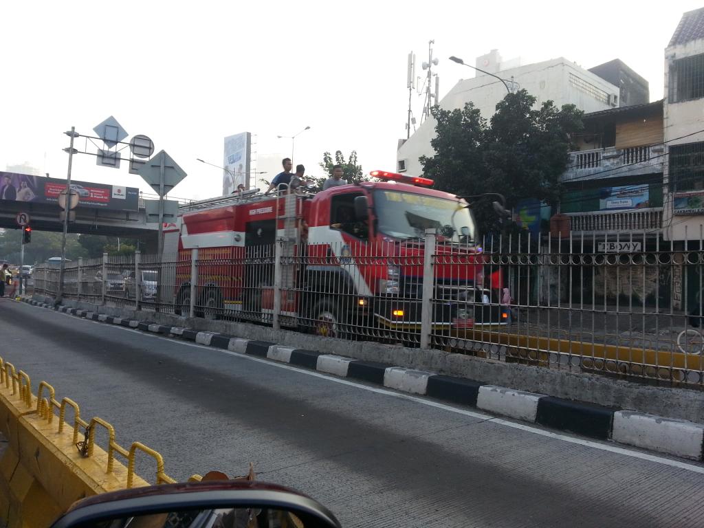 dinimafana's tweet photo. Pemandangan pagi ini, bbrp mobil pemadam kebakaran melintas.. Kebakaran dmn ya? http://t.co/lTdI1sbeu2