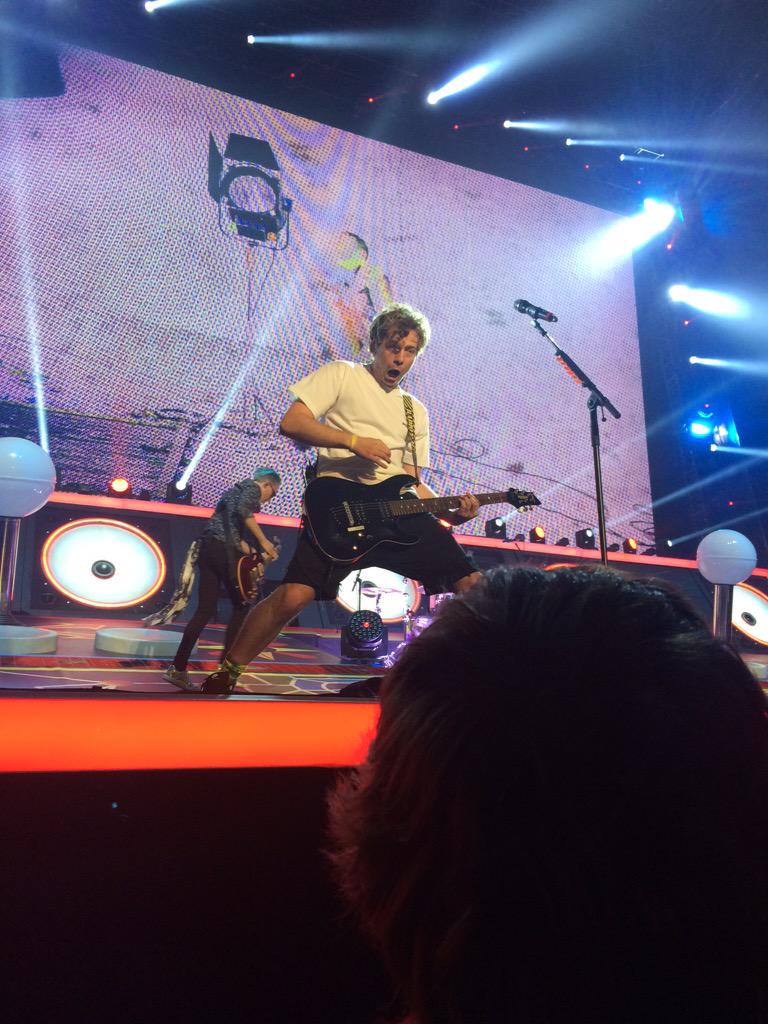 Georgiaviolet92's tweet photo. Epic frigging night! Roll on delapre park guys!!! 👌#Mcbusted #awesome @mcbusted @JamesBourne @mattjwillis http://t.co/TagQtBQfvU