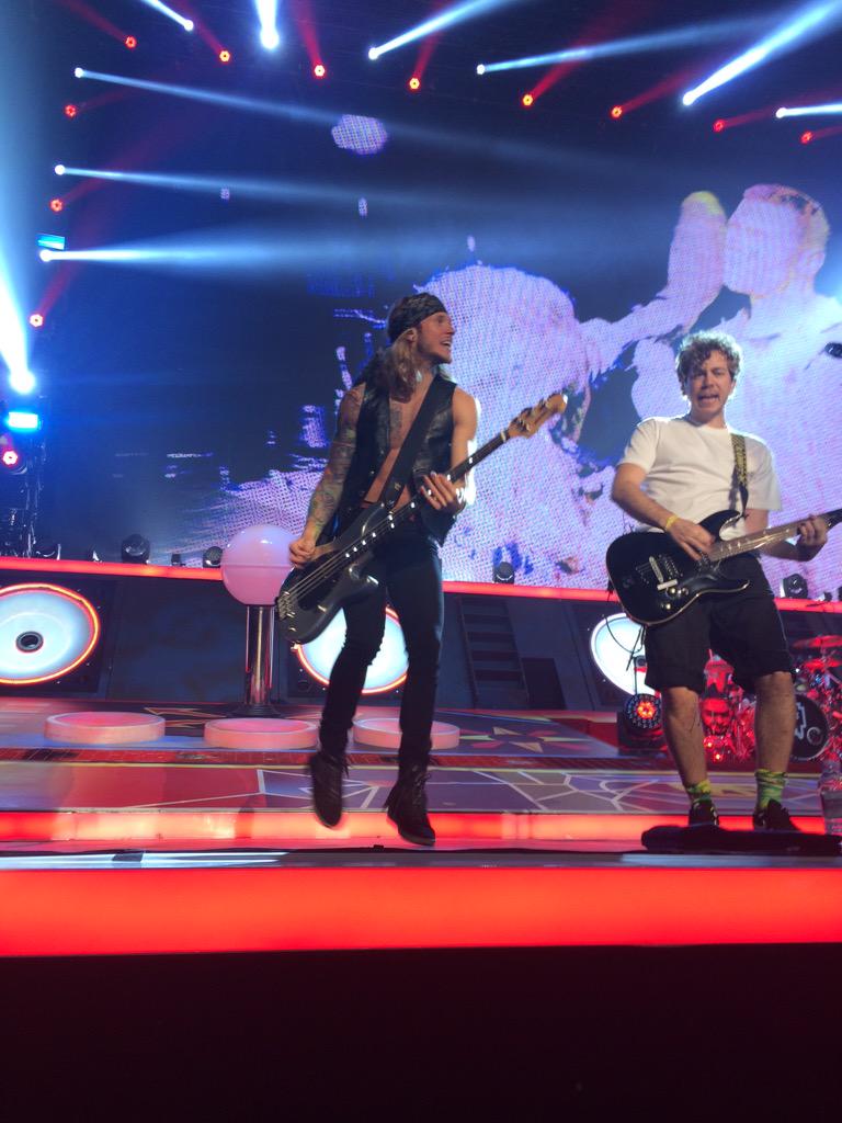 Georgiaviolet92's tweet photo. Epic frigging night! Roll on delapre park guys!!! 👌#Mcbusted #awesome @mcbusted @JamesBourne @mattjwillis http://t.co/TagQtBQfvU