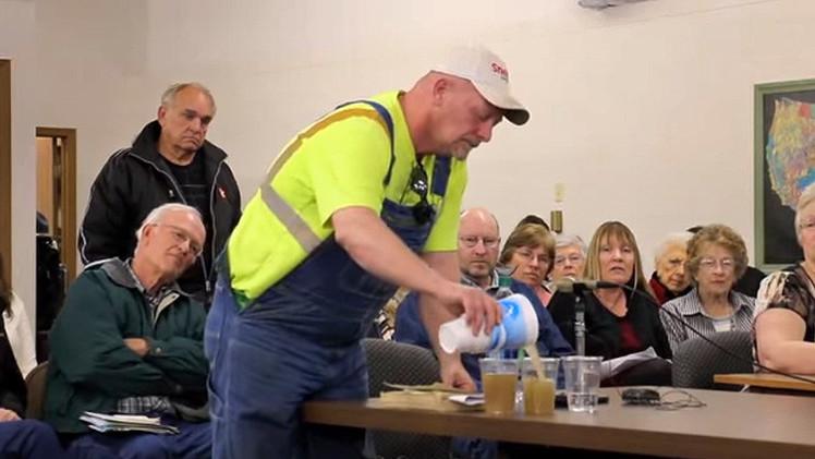 ActualidadRT's tweet photo. VIDEO: Agricultor de #EEUU invita a petroleros a beber agua contaminada por 'fracking' http://t.co/KeTsBQ9ZVz http://t.co/0Uf8G2CHBU