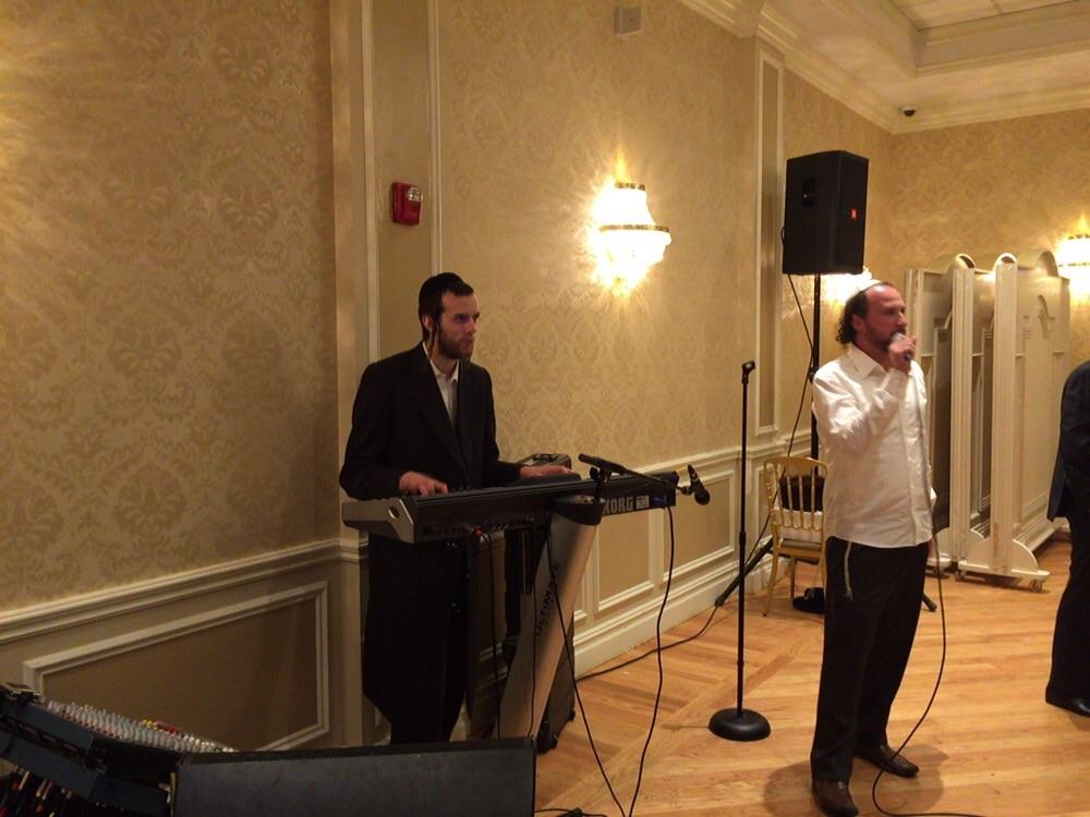 BNHaudio's tweet photo. A wedding tonight sung @CME1 @chaimmeirverthimer @DONtheSTAR and of course sound @BNHaudio http://t.co/rmnwFzO4uX