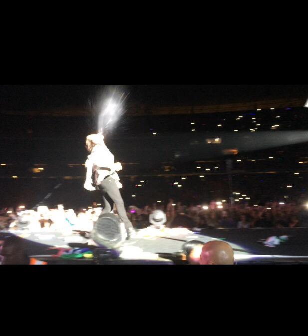 SabLaBruja's tweet photo. @Harry_Styles doing a pretty good job at being a fountain #947Directioners http://t.co/7g4xtoD119