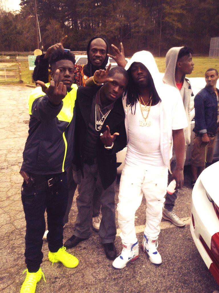 1freegamep's tweet photo. RT @LuxXxry_Skrewy: Family #BMG #Famerica #DaReal1s ๐บ๐ธ๐บ๐ธ๐บ๐ธ๐บ๐ธ http://t.co/rbxKBeEtii