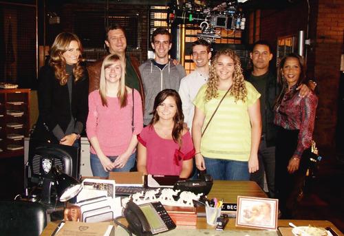 UnitedForStana's tweet photo. “@CHFan30: Fans visiting the set! #Castle http://t.co/wSKAnrL2aW” 😍