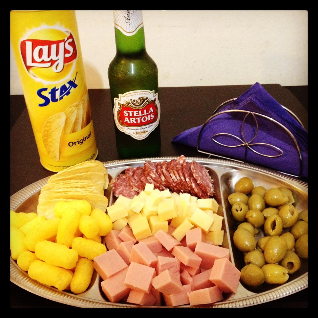 snakebiteandi84's tweet photo. @WalkingDead_AMC We're eating like walkers ๐๐ข๐ #TheWalkingDead #TWDFinaleParty #TWDFinale #TWDFamily #Appetizers http://t.co/ebVbvOGigD