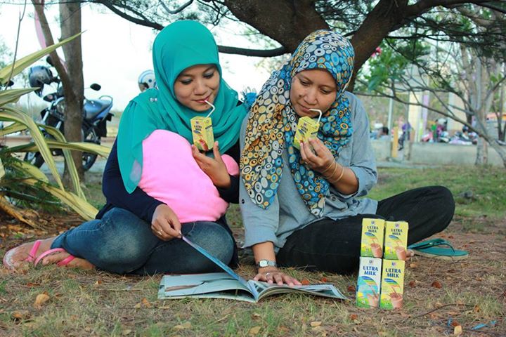 MojangLeutik's tweet photo. @breakoutnet Santai bersama sahabat di taman kota gak lupa bawa susu favorit kami ber2 @ultramym #UltraInBreakout http://t.co/oNjN7bqK9J