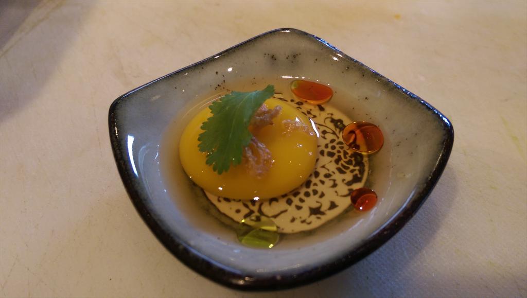 danslice21's tweet image. #notanegg
Curried carrot sphere, coconut pho, chili/chive oil, fried shallot, cilantro.
