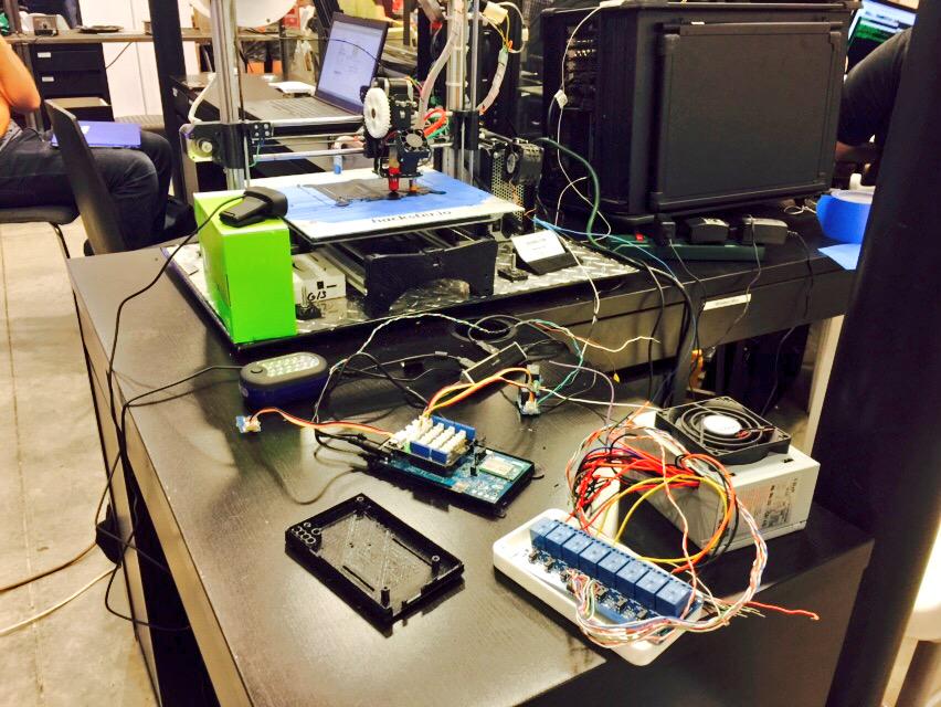 JimStLeger's tweet image. 3D printer powered by @Intel Edison. #HardwareWeekend project by Matthew Elgert. #3Dprinting
