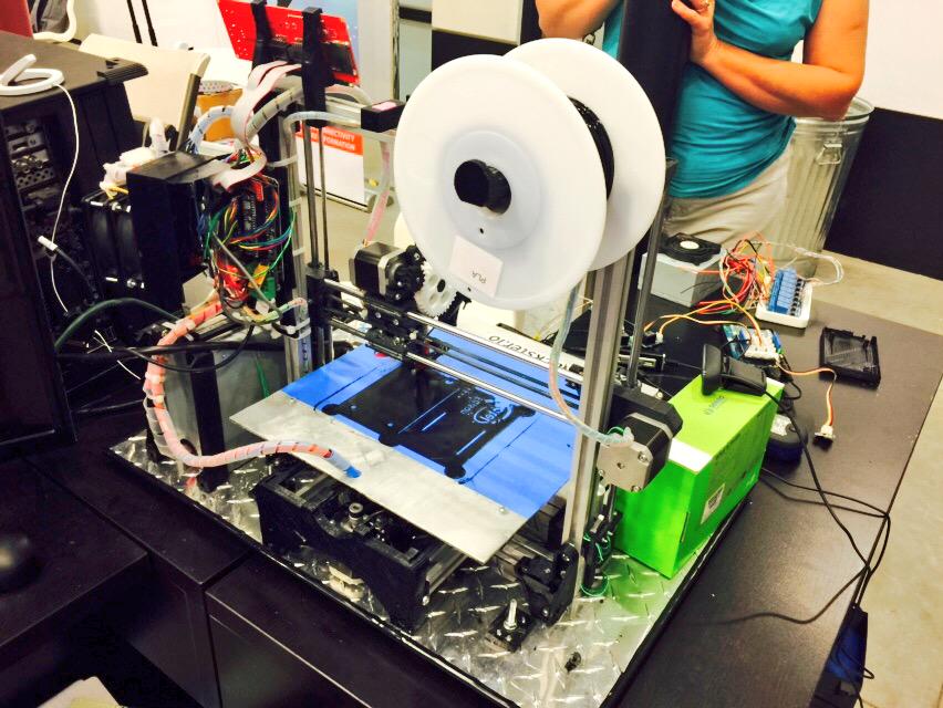 JimStLeger's tweet image. 3D printer powered by @Intel Edison. #HardwareWeekend project by Matthew Elgert. #3Dprinting