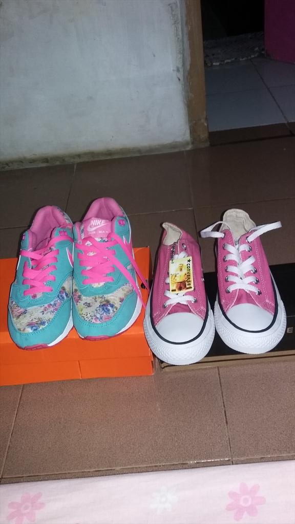 dhewinensih's tweet photo. Makasih mah sepatunya😘👟👭🌷💋 http://t.co/BXUwHlZkgj