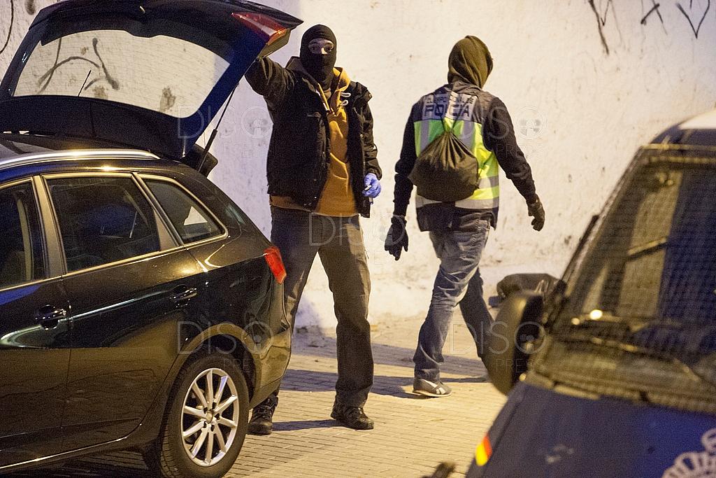 DisoImages's tweet photo. La Policía Nacional registra el CSOA La Quimera http://t.co/d9ehFnVRMy http://t.co/zxmD4IkoqG