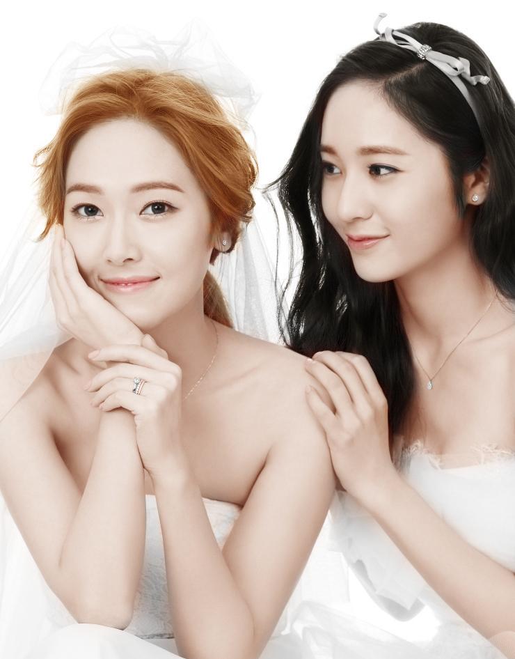 KStyletrip's tweet photo. 甫創立個人品牌,多才多藝的潮流指標鄭秀妍Jessica,和妹妹f(x)Krystal可說是韓國演藝圈最漂亮的姊妹花呢~
http://t.co/jUOE578hPI http://t.co/sTYoZ3yMaD