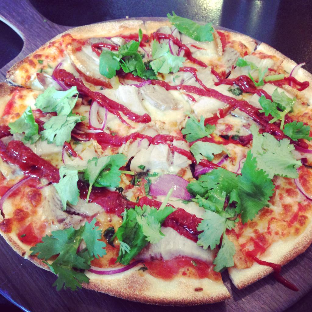 Flodgehotel's tweet photo. Awww yiss. Mahfuggin pork belly pizza for $10 on Monday lunches #foodporn #publife #goeswellwith #craftbeer http://t.co/YTyxXe8pnT