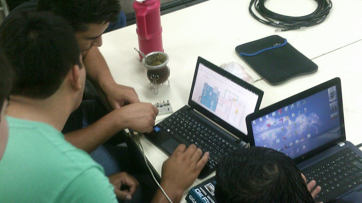 soyFelixBarros's tweet image. Tarde con amigos en el #ArduinoD15