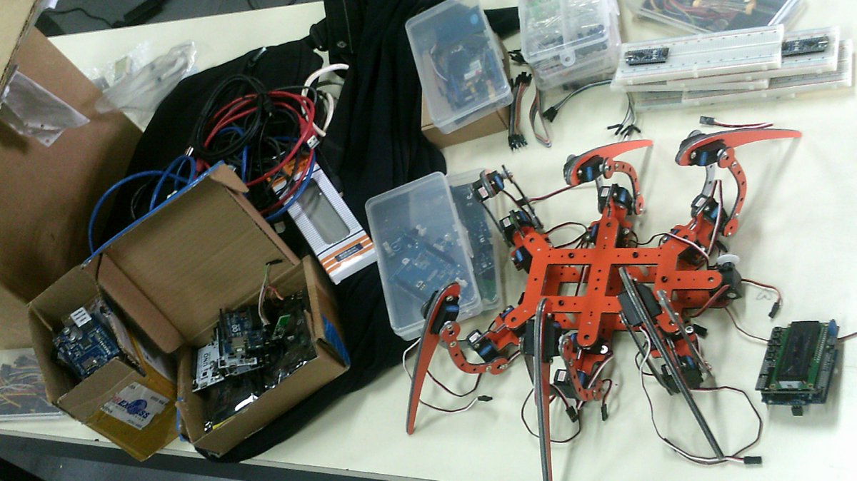 soyFelixBarros's tweet image. Tarde con amigos en el #ArduinoD15