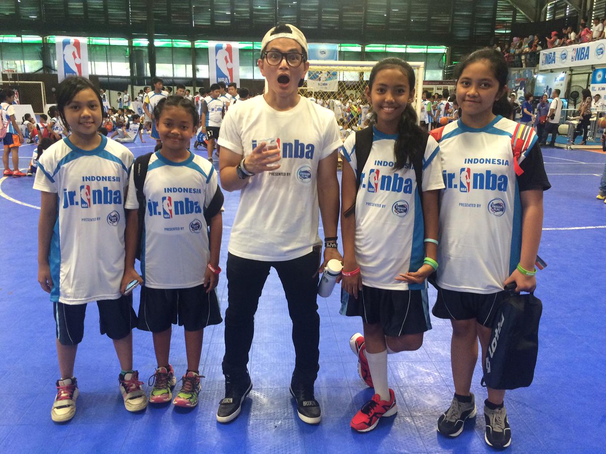 NBA_Indonesia's tweet photo. Lebih dari 1000 anak Indonesia mengikuti open clinic Jr. NBA Indonesia! (@YosiMokalu @iyo13 @jamie_aditya) http://t.co/alyX8QG1OY