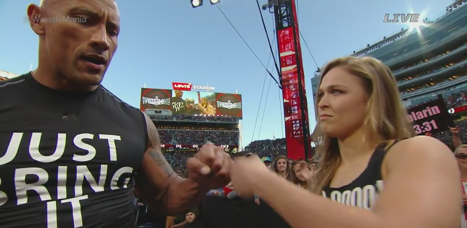 HaymakerBlog's tweet image. Ronda Rousey invades WWE Wrestlemania with @TheRock 
foxs.pt/1DaR5AE @RondaRousey