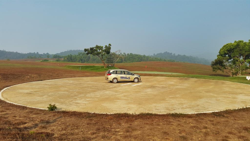 ShantonilNag's tweet photo. See what has landed on a helipad  @HondaCarIndia #DriveToDiscover5 @BunnyPunia @KanikaSood14 http://t.co/NKGxN3Ped6