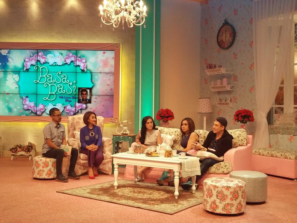 Banyak memori indah yg dibuat oleh alm. Olga Syahputra utk para sahabat yg tak akan pernah terlupakan @BasaBasi_TTV