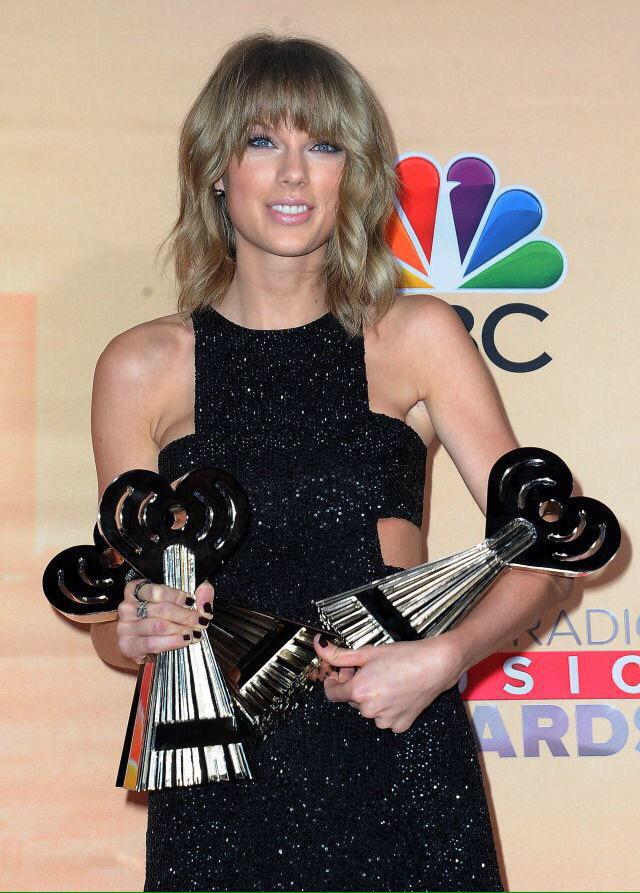TSwiftLA's tweet photo. Congratulations to Taylor for winning 3 #iHeartAwards tonight! 
- Best Lyrics
- Song of the Year
- Artist of the Year http://t.co/LtlCOrCxDi
