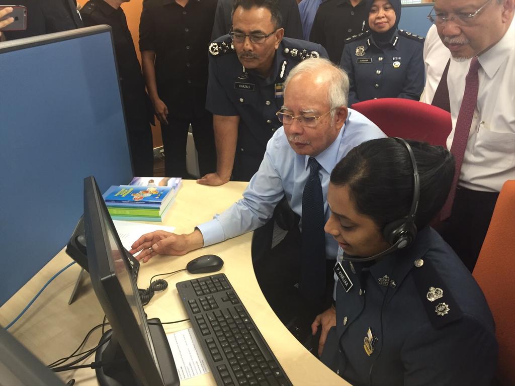 NajibRazak's tweet photo. Sy mendengar pegawai Kastam jawab pertanyaan. Begitu baik. Harap itulah benchmark. Sy hendak target abandon call <5 % http://t.co/rtuKSFAj8C