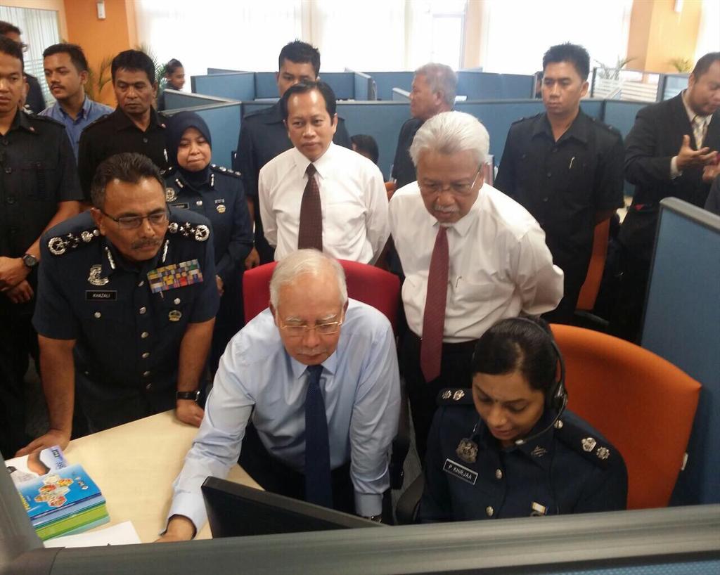 NajibRazak's tweet photo. Sy mendengar pegawai Kastam jawab pertanyaan. Begitu baik. Harap itulah benchmark. Sy hendak target abandon call <5 % http://t.co/rtuKSFAj8C