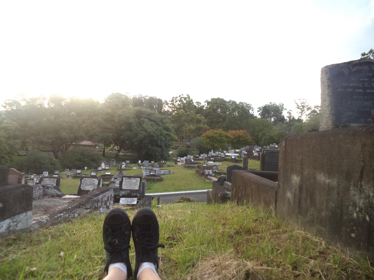 AwkwardPhotoing's tweet image. Chilling with my friends