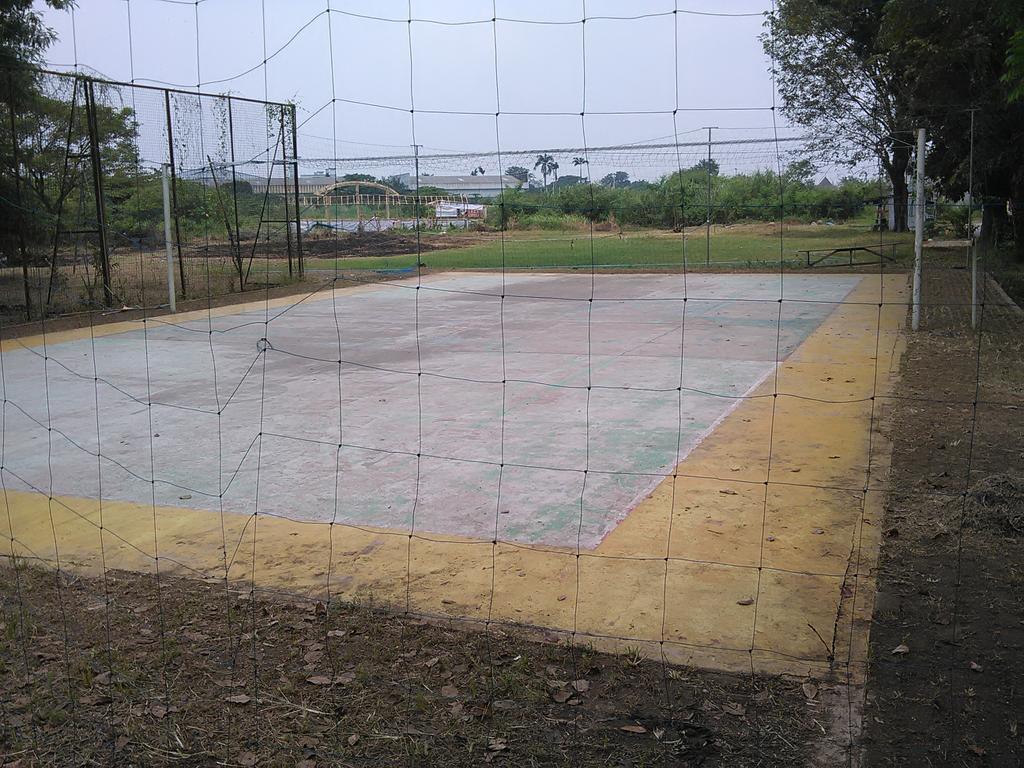 bintangalam11's tweet photo. Kondisi lapangan olah raga volly depan danau bintang alam,lumayan rapih tinggal di cat untuk lantainya 😏 http://t.co/sBl8l0QVxG