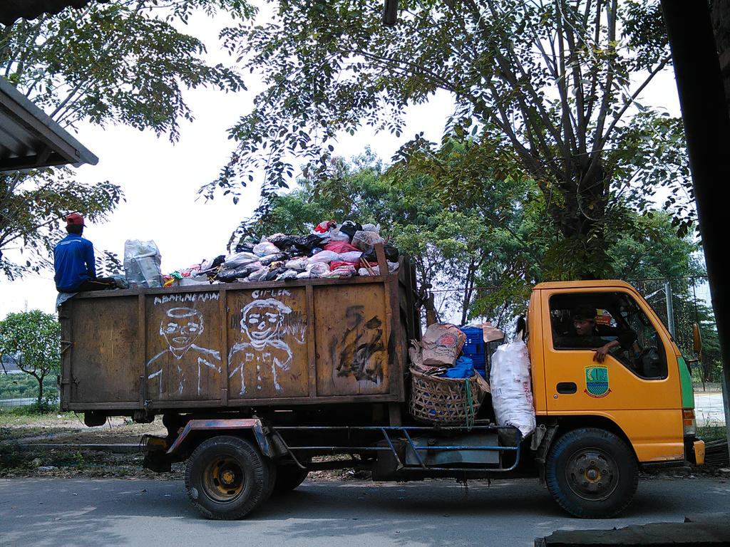 bintangalam11's tweet photo. Ini nih salah satu kendaraan tempur kebersihan di komplek kita http://t.co/q03IuraEDv