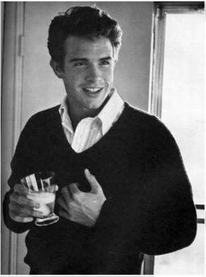 Hasta combatiendo la resaca tenía clase...
Happy Birthday, Warren Beatty! 