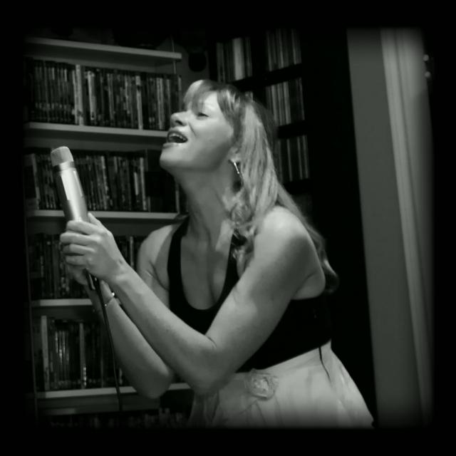 Adoptmecanada's tweet image. I found a #mircophone #lord help us all #dontcryformeargentia #evita #musicals #broadway #evaperon #singing