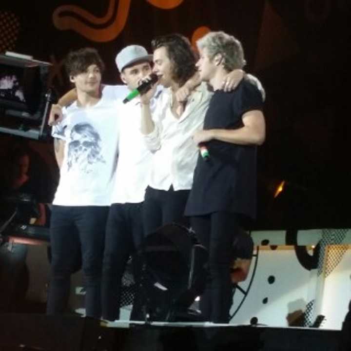 dalzn's tweet photo. One direction  awesome concert http://t.co/iNb42CLBK7