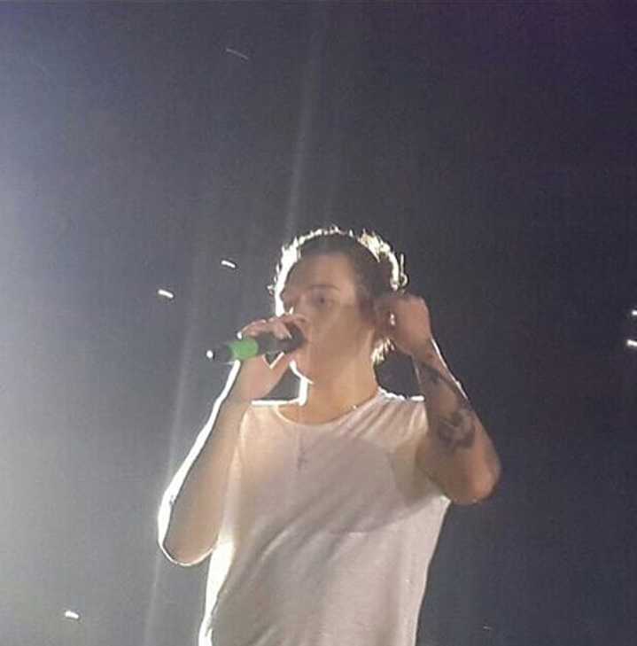 dalzn's tweet photo. One direction  awesome concert http://t.co/iNb42CLBK7