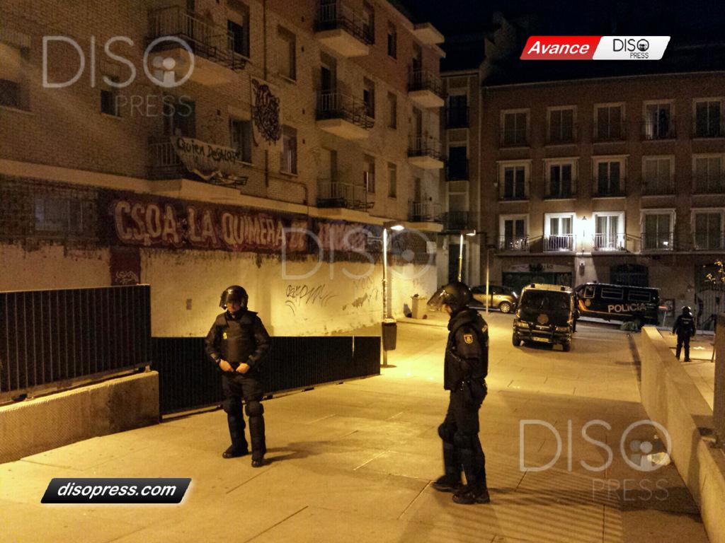 DisoImages's tweet photo. La Policía Nacional desaloja el @CSrOALaQuimera una semana después de su reapertura. http://t.co/A7UQ38DdhU