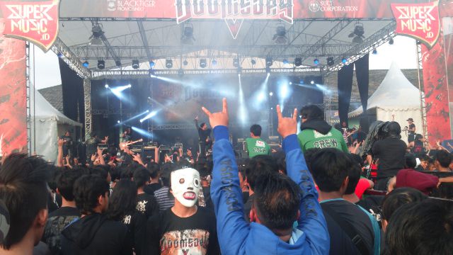 adjie_kz's tweet photo. @DOOMSDAY_hell #DOOMSDAY5 Prfom @burgerkill666 Sangat Edan !-) \m/ http://t.co/JbgFsCRwz7