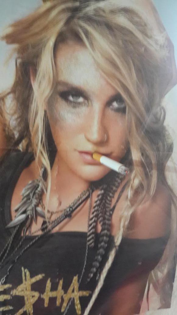 Ünlü rapçi kesha paparasıyla kadraj karşısına geçti