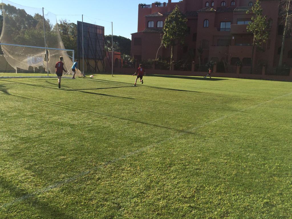 ac_kes's tweet photo. Excellent mornings football session with a top class coach from @MalagaCF #PlayingOutFromTheBack #TreeAngles 🇪🇸😂👍👌 http://t.co/BLW6dtvLBm