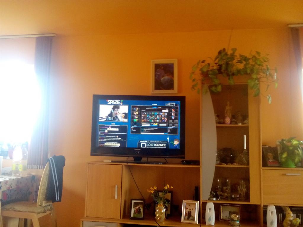 ChrisWolfe_'s tweet photo. @Sp4zie rockin the stream on the big screen #spuz http://t.co/q1zCB7zSm6