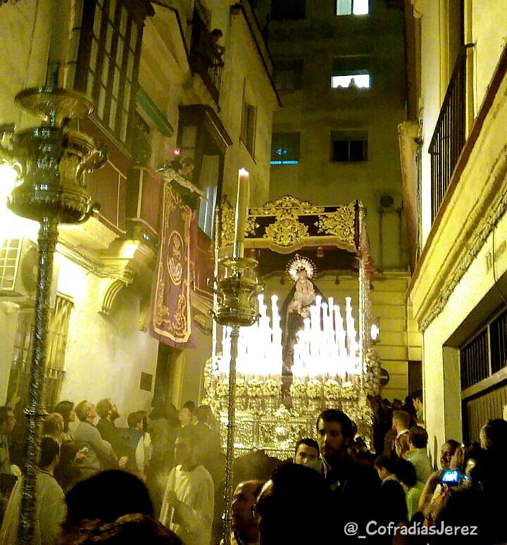 _CofradiasJerez's tweet photo. Domingo de Ramos, CRISTO DEL PERDÓN y PERPETUO SOCORRO por calle Cruces @perdondejerez #SSantaJerez15 @bctfusionadas http://t.co/YI5B1JvWaQ