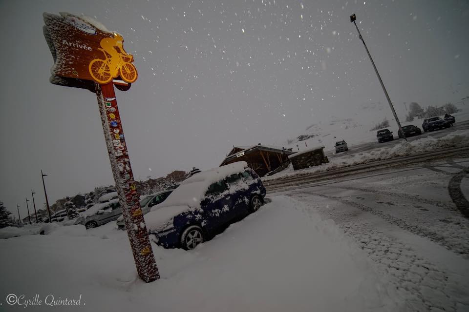 alpedhuez's tweet photo. Yes, it's snowing on the finish line of @letour in #alpedhuez ! http://t.co/5VyxUwV1pg