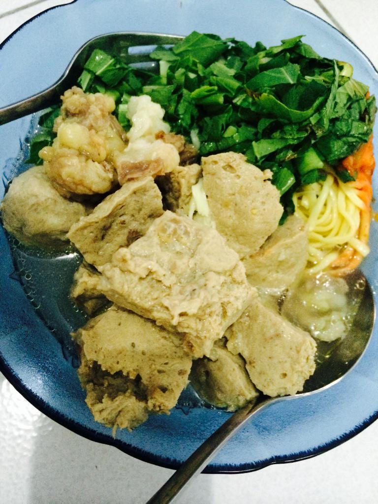 enyaSri's tweet photo. Taaaaaaa,,,taaaa,,aq nemu bakso solo ky mustika disini!10rebu pulak...ahhhhh,,jadi merindumu aq 💋 http://t.co/QuGT7EsPKn
