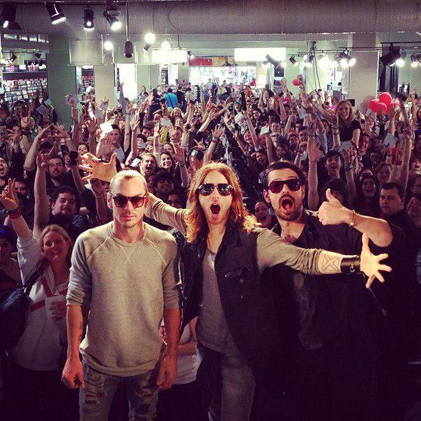 Поздравляю, семья! ❤❤❤ 
уже 17 лет они с нами
 #17YearsOfLifeOnMars
 #HappyBirthday30SecondstoMars
